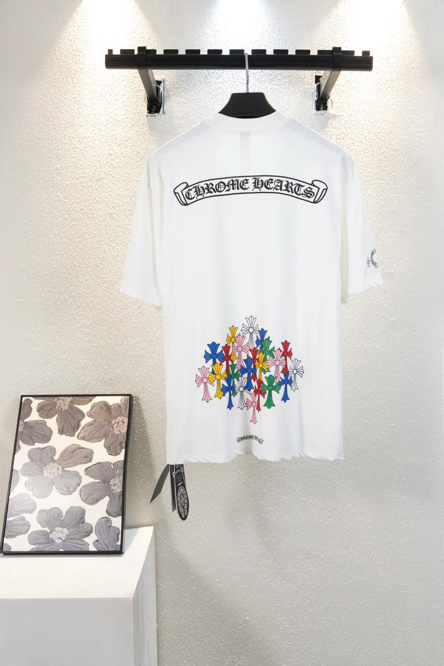 🅿️190 top version model number k8047 CH Kejia Sanskrit cross heavy industry foam printed T-shirt! Every one of Crow's products is really unique. Every piece has a back view. This leather label design is really cool. The leather label and silver jewelry design make the whole dress the icing on the cake. The texture of the whole short-sleeved piece is really amazing. It is made of 260g pure cotton fabric! 100% authentic to the official version, with all the details. All cuffs, shoulder seams, armholes, and necklines are all double-needle crimping. This is the rigorous craftsmanship that big brands should have. Details determine quality. The original washed tag packaging is full of style! The whole piece adopts three-needle and five-thread technology (neckline-shoulder seam-sleeve seam-double-pressed thread, which looks more three-dimensional and textured) and has the same craftsmanship as the original original, with a classic version, small dropped shoulders, and a micro silhouette! Color: Black White Size: XS-L